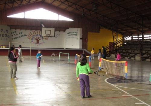 Alumnos de la Escuela Proyecto de Futuro disfrutan aprendiendo tenis