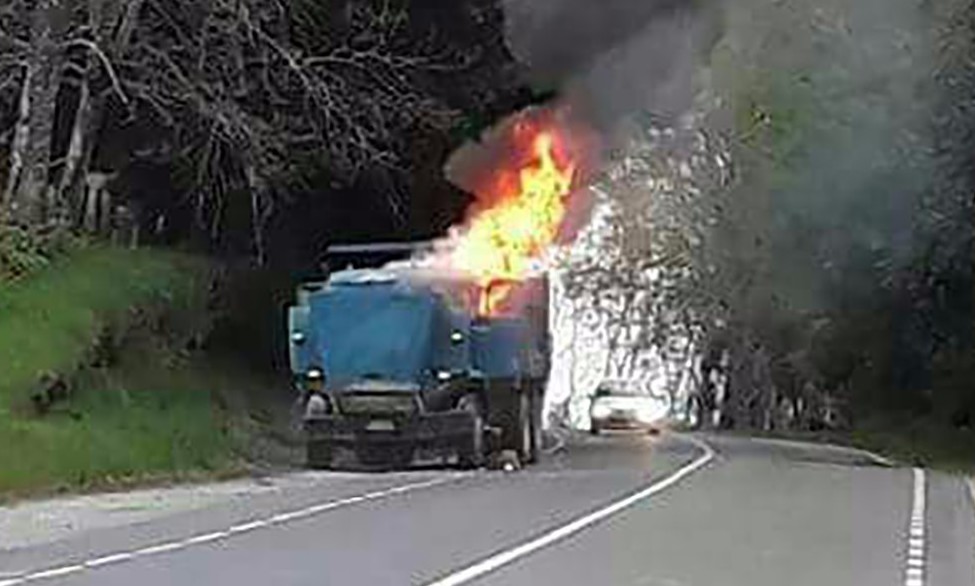 Fuego consumió camión tolva en la ruta entre Los Lagos y Panguipulli