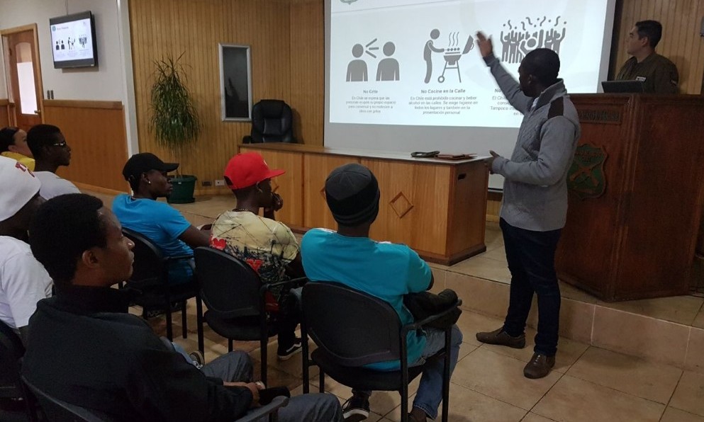 Migrantes haitianos conocieron sus derechos y obligaciones en encuentro con carabineros 