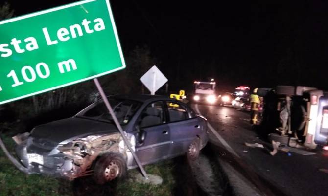 Dos automóviles protagonizaron accidente de tránsito en ruta Valdivia-Paillaco