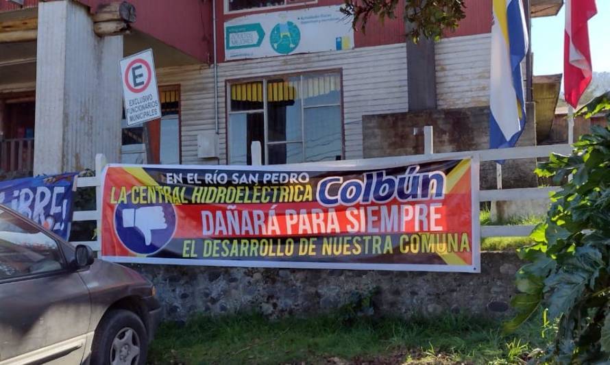 En medio de manifestaciones Colbún presentó proyecto hidroeléctrico ante concejo municipal de Panguipulli