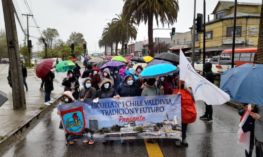Valdivia: Profesores marchan bajo la lluvia en rechazo a veto presidencial
