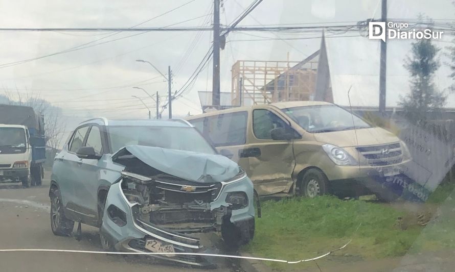 Furgón y automóvil colisionaron en Paillaco: no se respetó señal de Pare