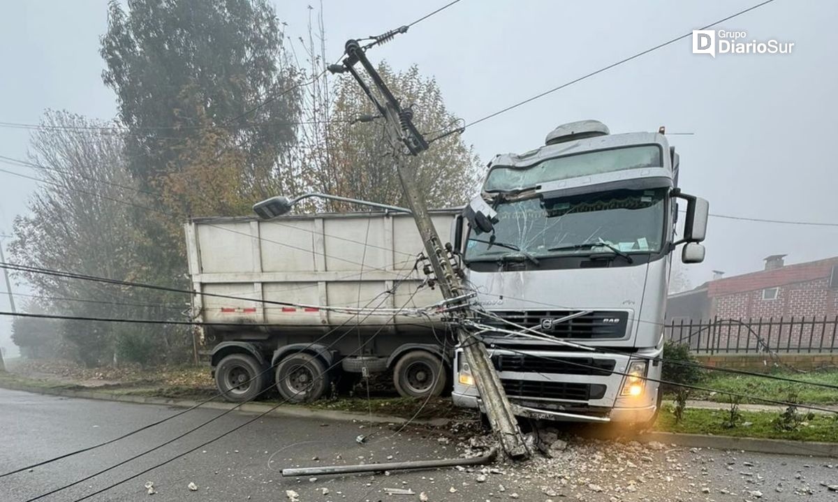 Camión chocó contra poste de luz en Paillaco