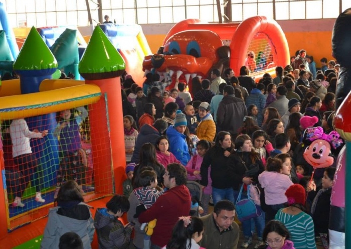 Juegos inflables, zumba, regalos y muchas sorpresas tuvo la celebración del Día del Niño y de la Niña en Paillaco