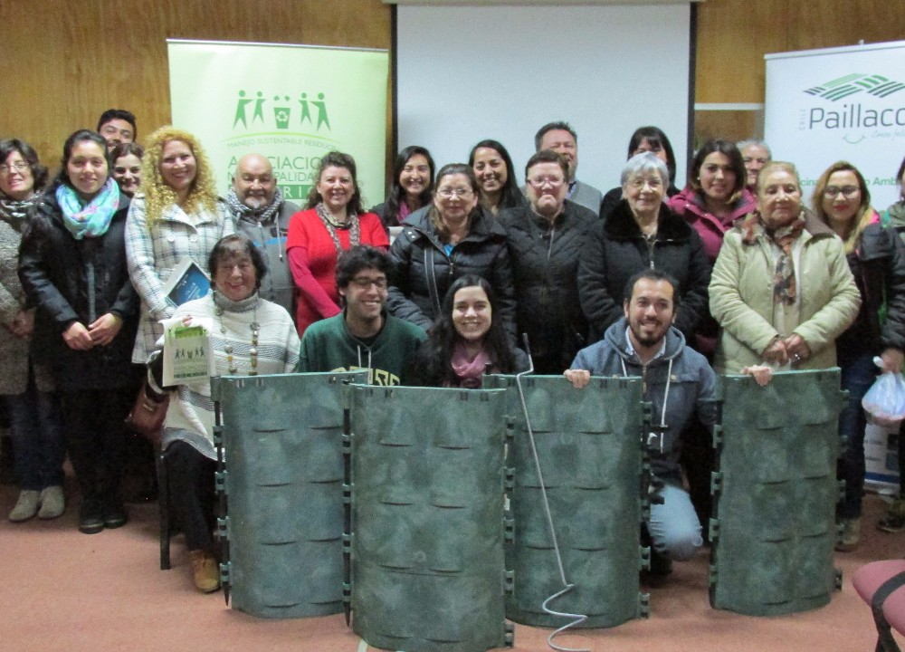 Vecinos de Paillaco aprendieron a reutilizar desechos orgánicos en charla de compostaje