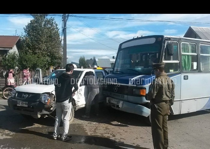 Sólo lesiones de carácter leve presentaron personas involucradas en colisión entre minibus y camioneta