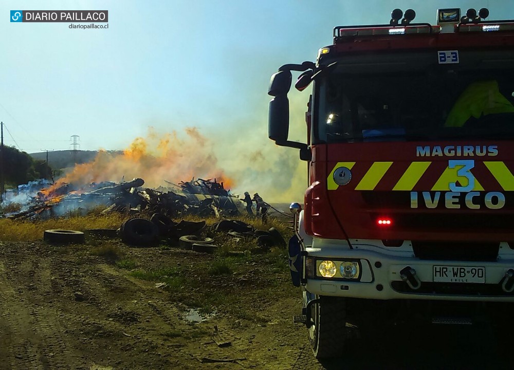 Bomberos de Paillaco intenta controlar incendio de madera en Fundo Los Notros
