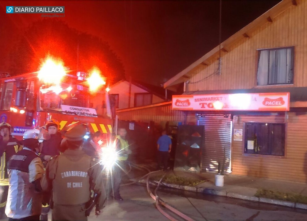 Incendio destruyó bodega de conocida panadería en Paillaco