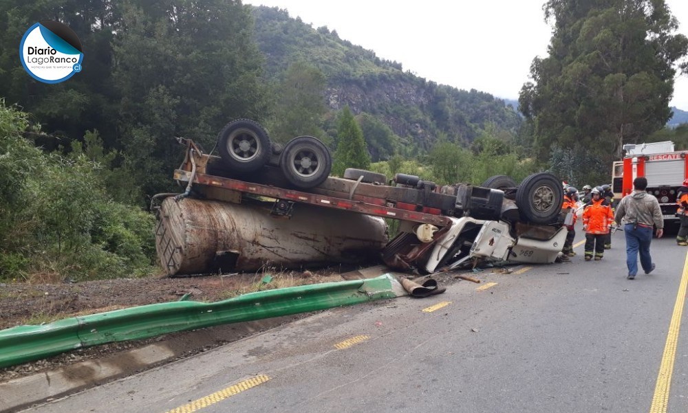 Milagrosa escapada de chofer cuyo camión volcó en peligrosa cuesta de Lago Ranco