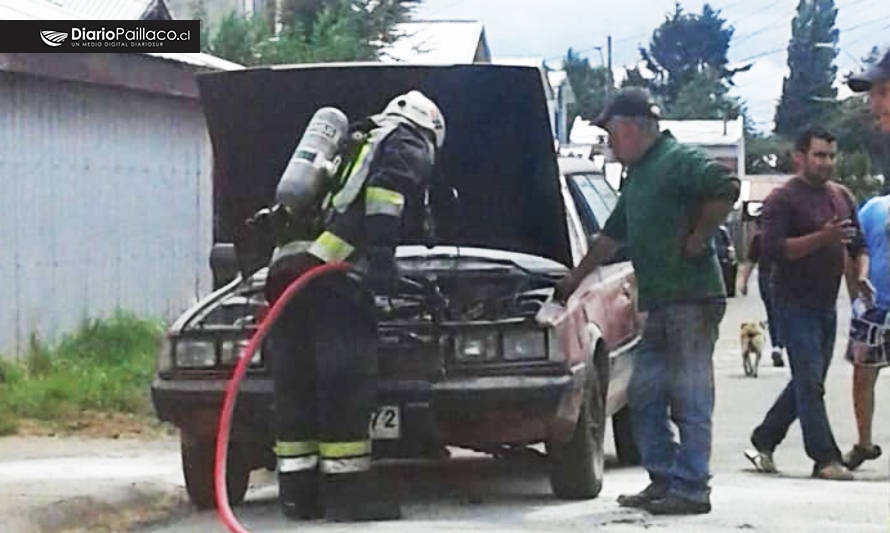Bomberos evitó propagación de fuego en vehículo