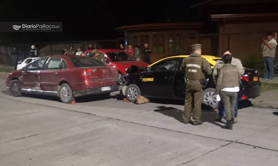 Dos lesionados en colisión de automóvil particular con taxi en Paillaco
