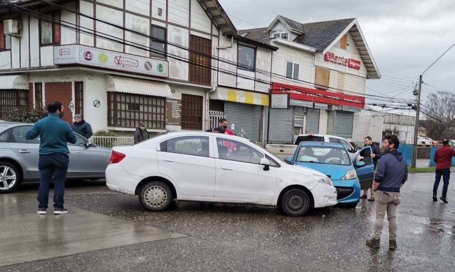 Alarma por colisión de dos vehículos en el centro de Valdivia 