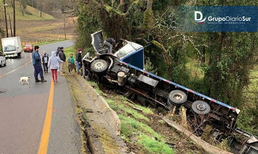 Rescatan a conductor de camión tras violento accidente camino a Futrono