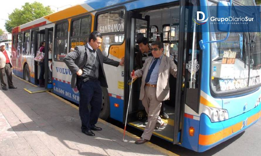 Castigarán a quienes impidan acceso de adultos mayores y discapacitados al transporte público
