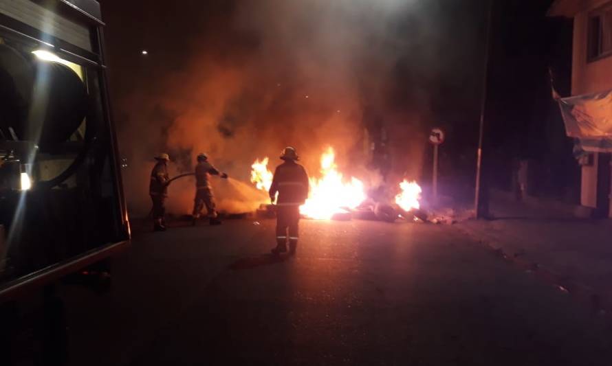Desconocidos incendiaron neumáticos en calle de Paillaco