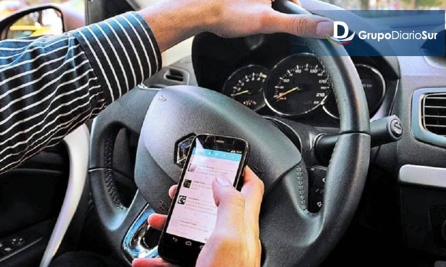 Será ley: Aumentarán multas a quienes manipulen su celular mientras conducen