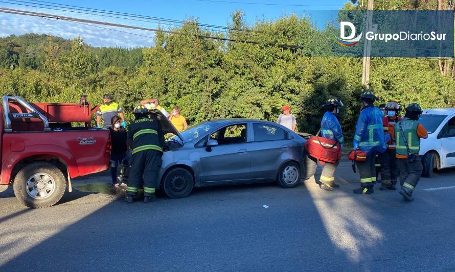 Accidente entre 3 vehículos deja dos personas lesionadas en salida Sur de Valdivia