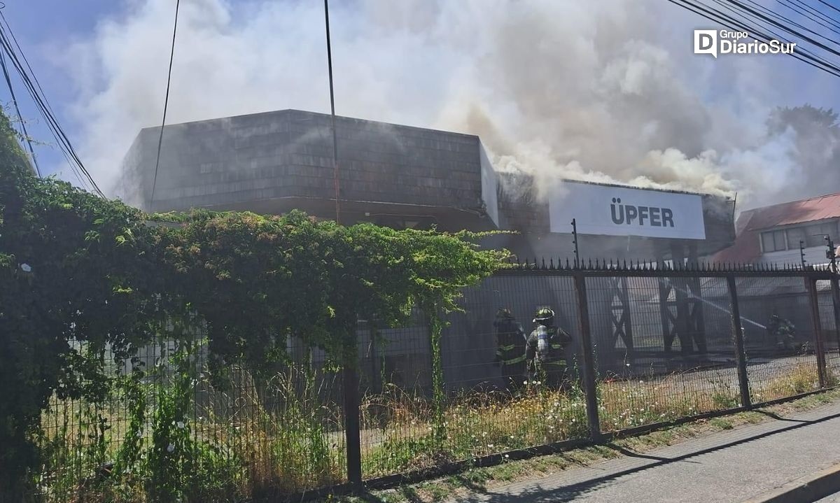 Incendio afecta a bodegas de empresa Üpfer en avenida Picarte de Valdivia