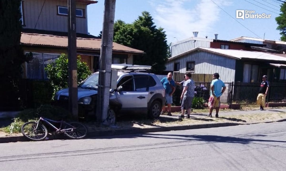 Vehículo chocó contra poste de luz en Paillaco