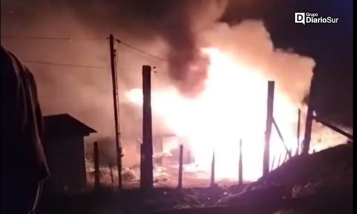 Incendio consumió vivienda en la costa de Valdivia 