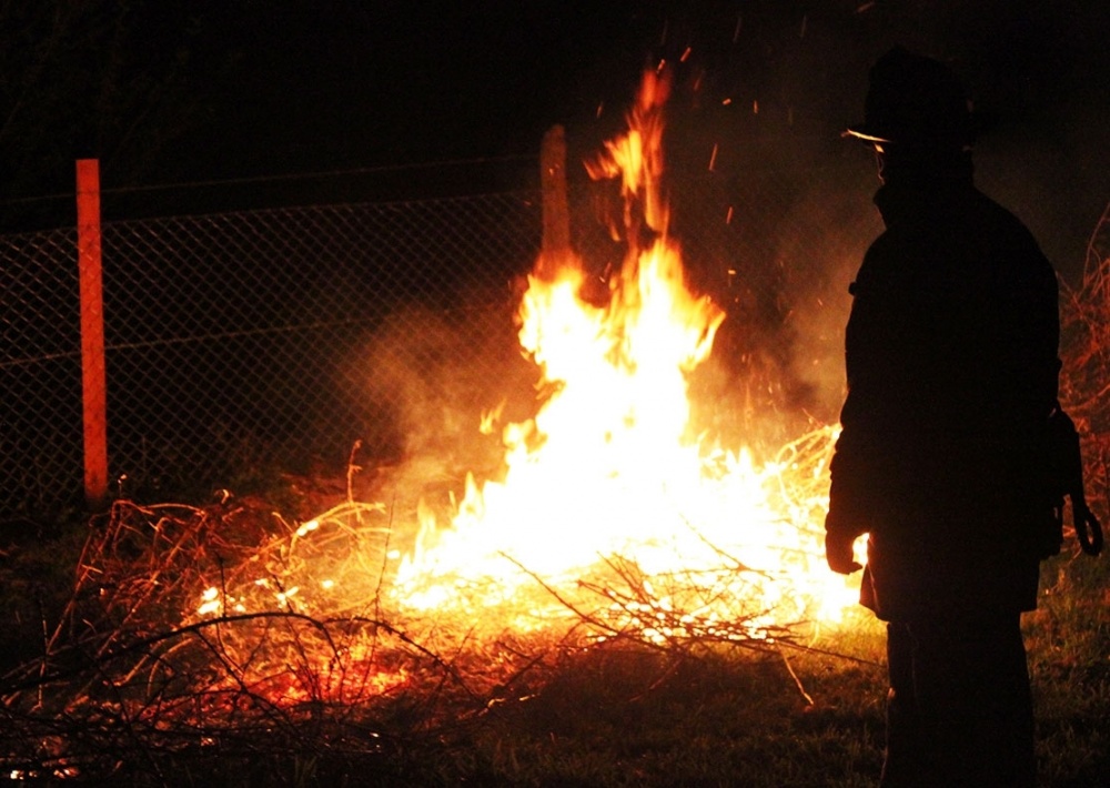 Fuego en cancha de Pumol,  movilizó a bomberos de Futrono