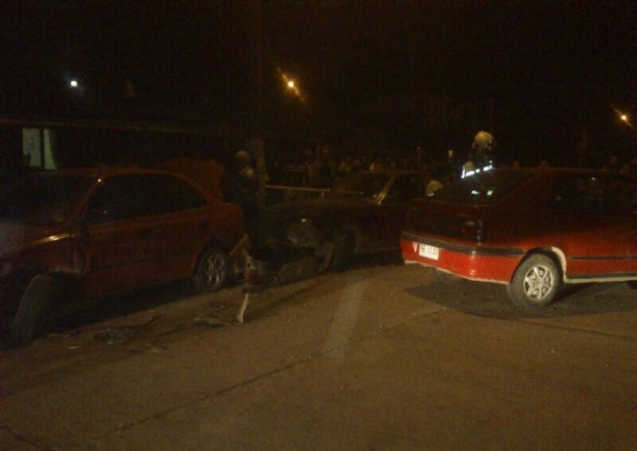 Automóvil choca contra vehículo estacionado y atropella a una persona