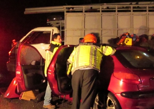 Camión tres cuartos y auto chocaron en cruce de La Betonera