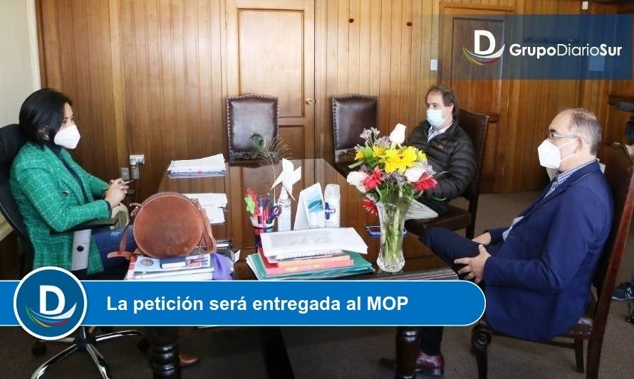 Alcaldesa de Río Bueno se suma a solicitud de ampliar pista de aeropuerto de Osorno
