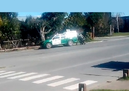 Gracioso video deja al descubierto mal estado de vehículo policial futronino