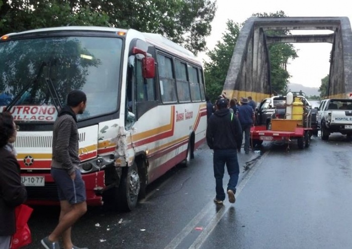 Bus de Futrono involucrado en colisión de tres vehículos en salida sur de Valdivia