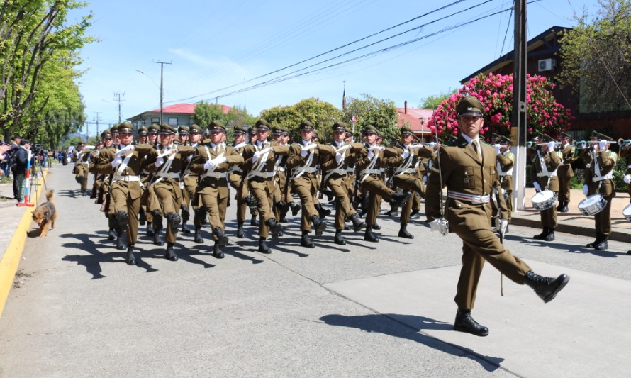 Carabineros y escolares de Paillaco desfilaron en homenaje al Teniente Hernán Merino Correa
